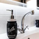Camellia - Two Bedroom With Swimming Pool オブロヴァツ