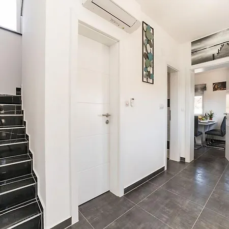 Camellia - Two Bedroom With Swimming Pool