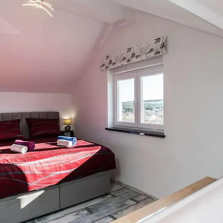 Camellia - Two Bedroom With Swimming Pool *
