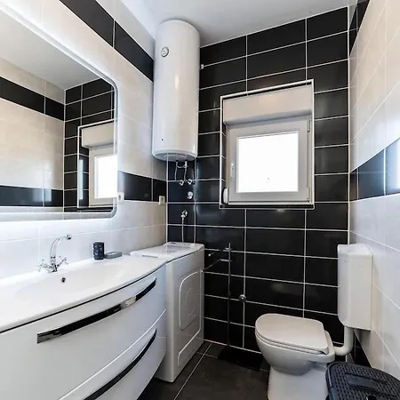 Camellia - Two Bedroom With Swimming Pool Obrovac