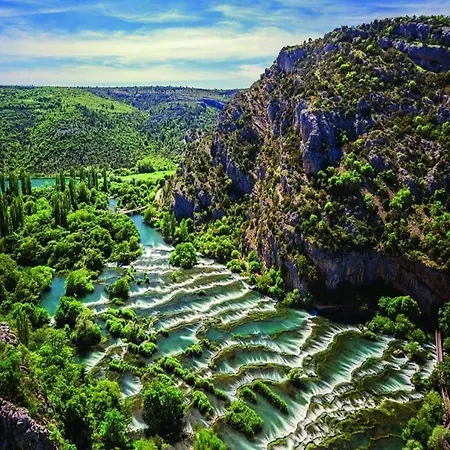 Camellia - Two Bedroom With Swimming Pool