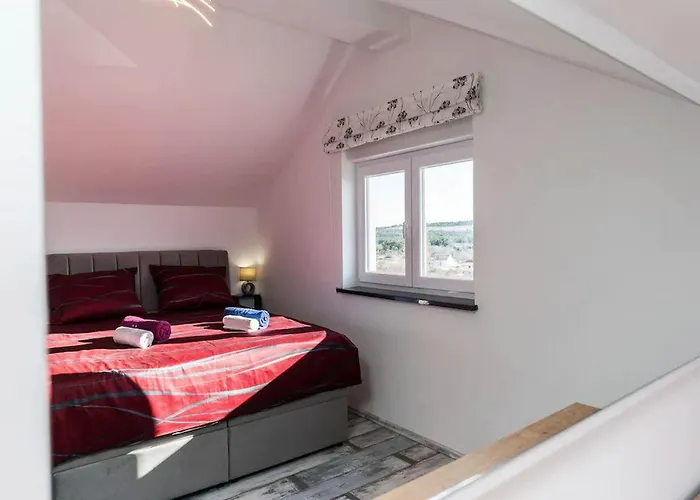 Camellia - Two Bedroom With Swimming Pool *